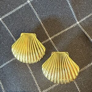 Chansutt Gold Shell Earrings